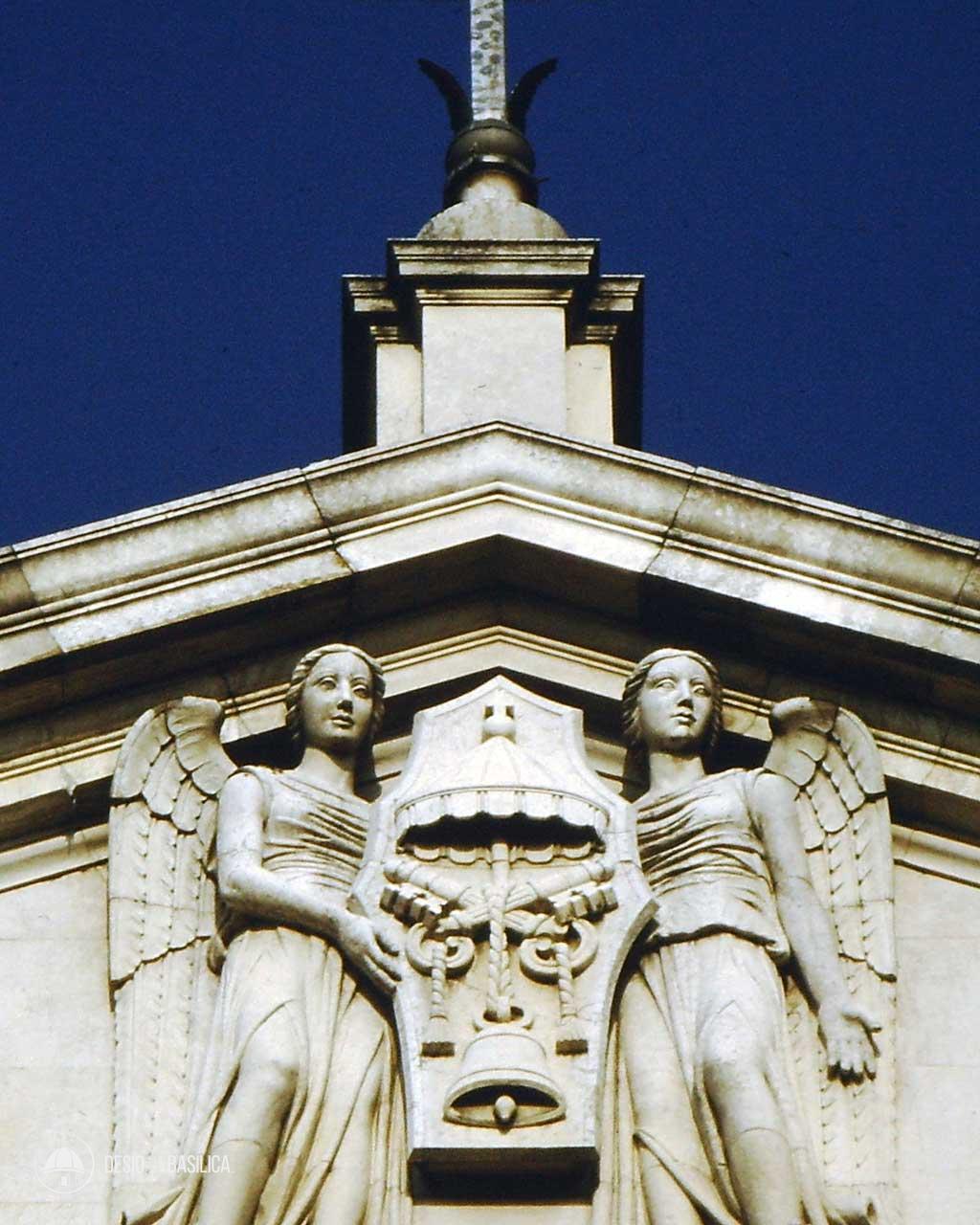 Angeli che reggono le stemma della Prepositurale Angeli che reggono le stemma della Prepositurale