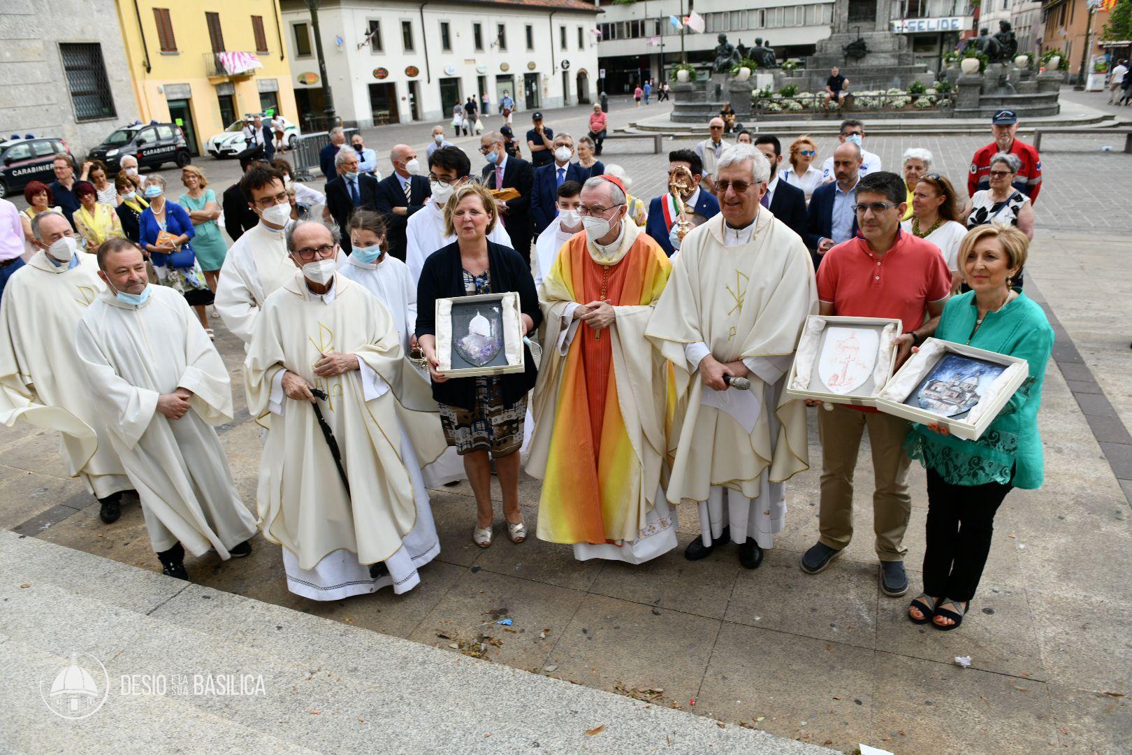 Il Cardinal Pietro Parolin con alcuni dei laici che hanno consegnato in dono le scandole decorate