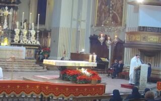 Don Mauro Barlassina durante l’omelia della notte di Natale