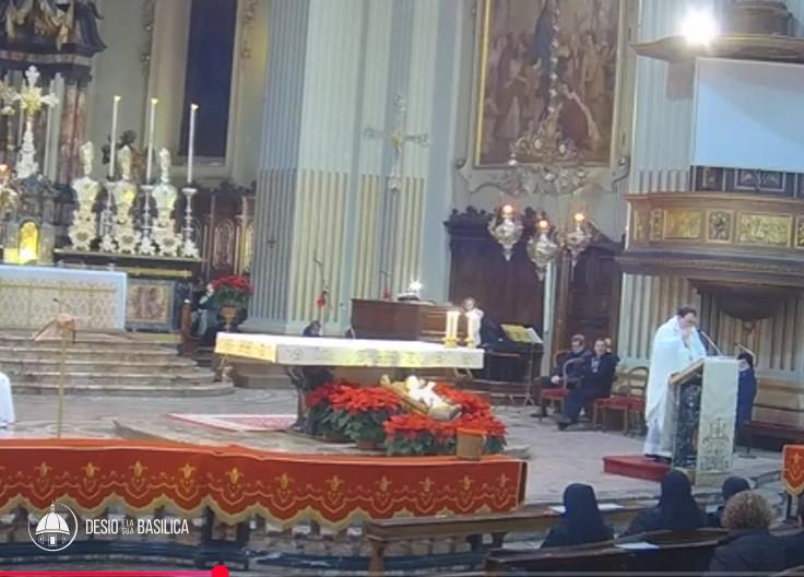 Don Mauro Barlassina durante l’omelia della notte di Natale